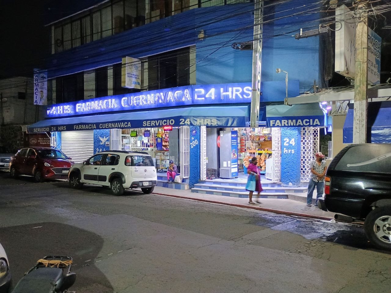 Instalación de iluminación LED en Farmacia Cuernavaca